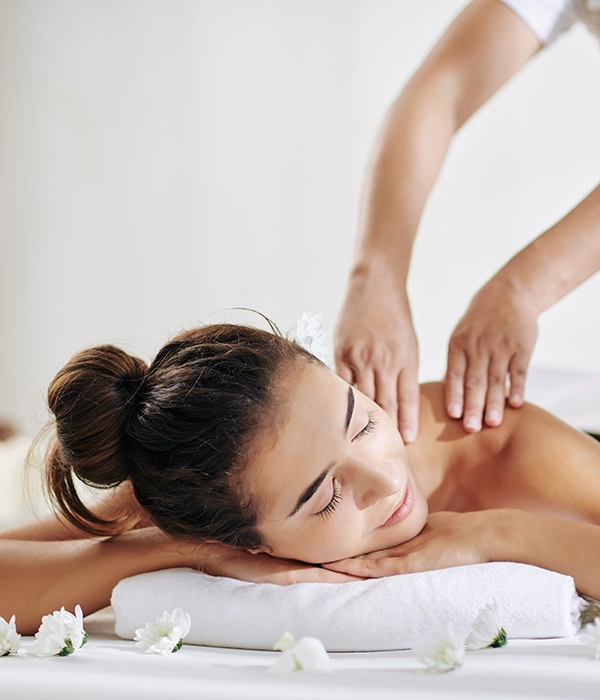 femme allongée profitant d'un massage